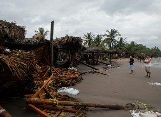 Furacão Roslyn atinge a costa do Pacífico do México com fortes ventos e chuvas