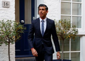 Rishi Sunak chega a Palácio de Buckingham para ser nomeado novo primeiro-ministro