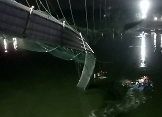 Vídeo mostra momento em que ponte na Índia desaba; 134 pessoas morreram