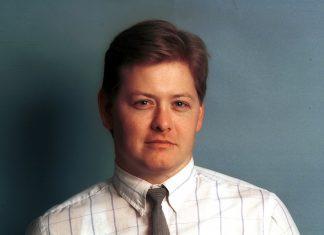 Fotógrafo que viu a queda do muro de Berlim e o funeral da Princesa Diana morre aos 63 anos