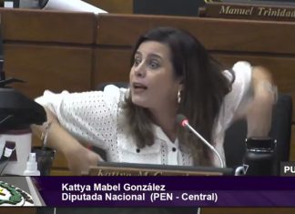 Deputada paraguaia canta e dança Shakira enquanto discute com opositores