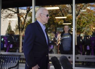 Joe Biden vota de forma antecipada nas eleições legislativas de meio de mandato nos Estados Unidos