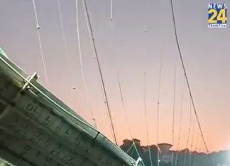 Ponte suspensa desaba na Índia e 30 pessoas morrem