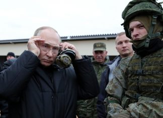 Putin dispara de fuzil durante inspeção de treinamento de reservistas