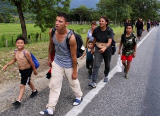 Caravanas de venezuelanos cruzam o México para tentar entrar nos EUA