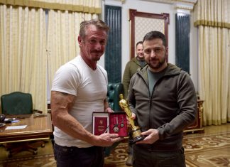 Sean Penn visita Zelenskiy na Ucrânia e empresta estatueta do Oscar a presidente