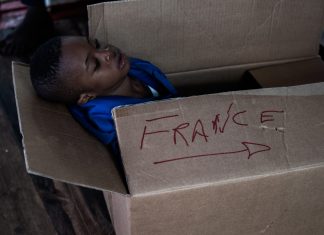 Navio humanitário com 230 migrantes chega na França
