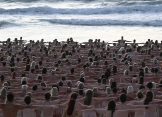 Milhares de pessoas ficam peladas pela arte em praia da Austrália