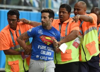 Italiano que entrou em campo durante jogo no Catar invadiu partida na BA na Copa de 2014