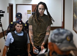 Jogadora de basquete americana presa na Rússia é transferida para colônia penal