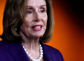 Nancy Pelosi, líder do Partido Democrata na Câmara dos EUA, anuncia que vai deixar o cargo