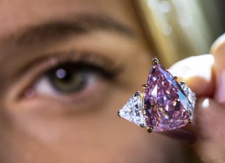 Diamante rosa de R$180 milhões vai a leilão na Suíça