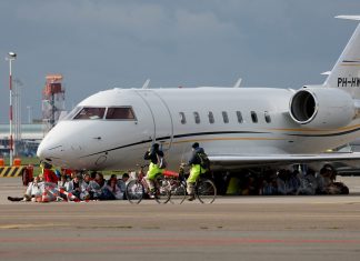 Ativistas climáticos protestam contra poluição aérea em pátio de aeroporto da Holanda