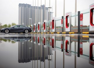 Tesla diz que irá ajudar polícia chinesa a investigar acidente causado por veículo da montadora