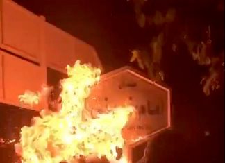 No Irã, manifestantes põem fogo na casa de fundador da república islâmica; veja vídeo