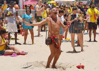 Com sol de 31°C, cariocas vão de sunga e de biquíni para a Fan Fest de Copacabana