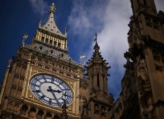 Após cinco anos de restauração, Big Ben volta a marcar o ritmo em Londres neste domingo