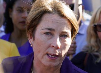 Massachusetts elege a primeira governadora abertamente lésbica dos EUA