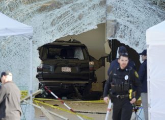 Carro invade Apple Store nos EUA e deixa um morto