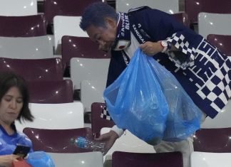 A festa fica para depois: torcedores do Japão limpam estádio após vitória histórica sobre a Alemanha no Catar