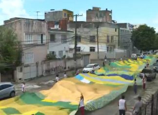 Em Salvador, estudantes confeccionam bandeira verde e amarela gigante e mantêm tradição desde a Copa de 1986