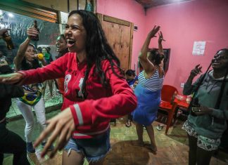 Capão Redondo sofre com tempestade e alagamento durante jogo do Brasil, mas celebra vitória como se fosse final; FOTOS e VÍDEO