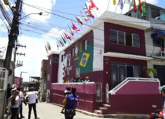Aposentado investe mais de R$ 20 mil para decorar casa para a Copa do Mundo e renova tradição de 20 anos
