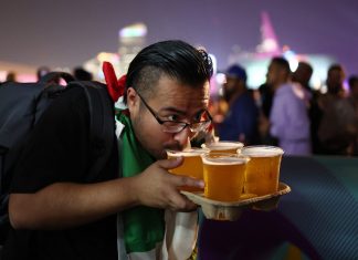 Com proibição de cerveja nos estádios, torcedores da Copa no Catar buscam gole de esperança