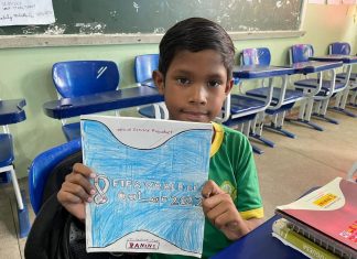 Menino desenha álbum da Copa e ganha original da professa como presente de aniversário: ‘mamãe não tinha dinheiro para comprar’