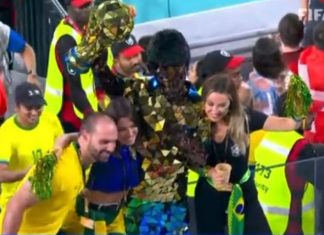 Copa do Mundo: Eduardo Bolsonaro aparece no estádio durante jogo do Brasil contra a Suíça