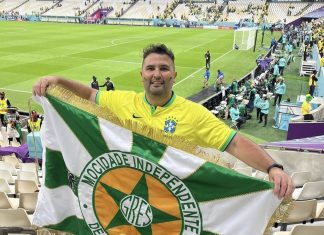 Torcedor leva bandeira da escola de samba do coração para vitória do Brasil: ‘Mocidade é hexa, estamos no Catar com esse objetivo’