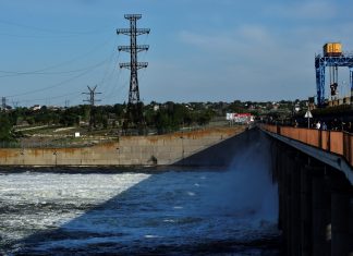 Bombardeio ucraniano danifica represa e deixa Kherson sem água e eletricidade