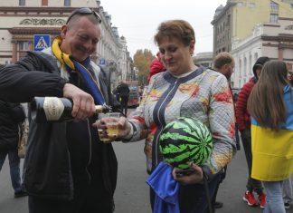 Em ‘dia histórico’, ucranianos celebram reconquista de Kherson em clima de vitória na guerra