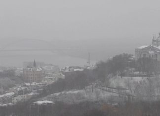 Começa a nevar em Kiev, em meio a cortes de energia e bombardeios