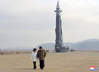 Kim Jong-un faz rara aparição com a filha durante teste de lançamento de míssil, dizem agências