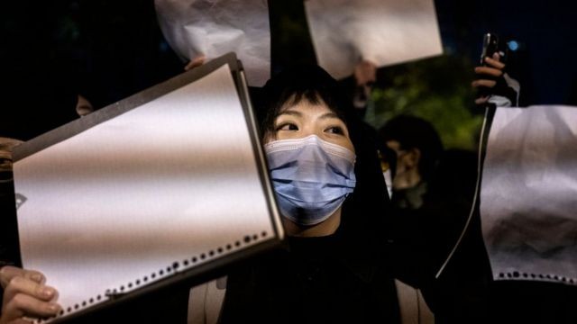 manifestante-segurando-um-pedaco-de-papel-em-branco