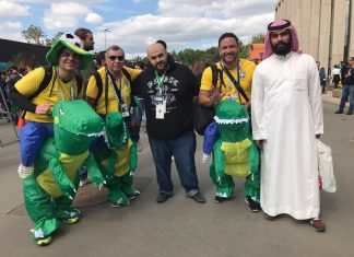 Com fantasia de dinossauro, médico baiano viaja para sexta Copa do Mundo e sonha com o hexa no Catar: ‘É um time forte’
