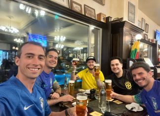 Em bar no Catar, brasileiros zoam a Argentina após derrota para a Arábia na Copa; VÍDEO