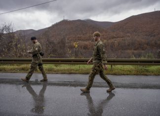 Kosovo assina pedido de adesão à União Europeia