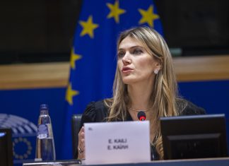 Após ser presa, vice-presidente do Parlamento Europeu é destituída do cargo por escândalo de corrupção