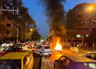 Irã condena 400 pessoas por participação em protestos
