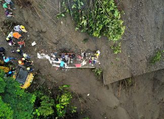 Deslizamento enterra ônibus na Colômbia; 27 pessoas morrem