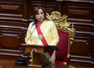 Descontentamento cresce no Peru enquanto sucessora de Castillo negocia novo governo