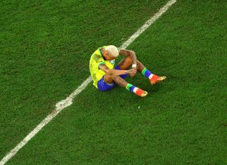 Você viu? Brasil fora da Copa, Presidente do Peru destituído e preso, Cristina Kirchner condenada, carne com ouro no Catar e vereadora beijada à força na Câmara de Florianópolis