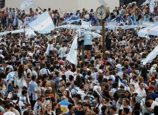 Argentinos se abstraem dos problemas e se entregam à liderança de Messi