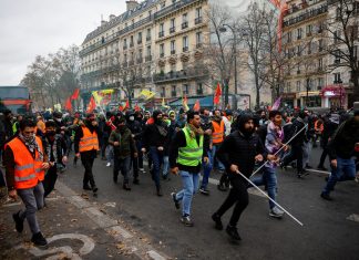 Suspeito de ataque contra curdos em Paris diz ser racista; ato em memória às vítimas termina em violência
