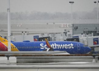 Companhias aéreas cancelam 2 mil voos nos EUA neste sábado por tempestade de inverno