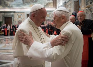 Papa Francisco pede para que fiéis orem por Bento XVI que ‘está muito doente’