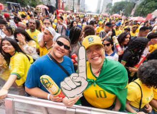 Torcedores de SP acompanham jogo do Brasil na Copa em ‘Fan Fest’ do Vale do Anhangabaú; FOTOS