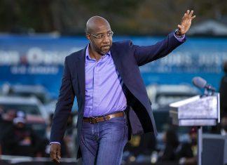 Senador democrata se reelege na Geórgia e garante maioria a Biden no Senado